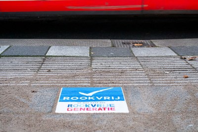 Stoeptegel met de logo van Rookvrije Generatie.