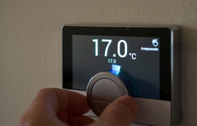 Han zet thermostaat omlaag zetten.