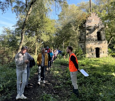 Bezoekers krijgen een rondleiding door het gebied