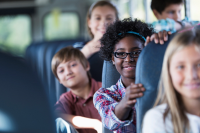 kinderen in een bus