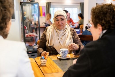 vrouwen aan de koffie in een buurthuis