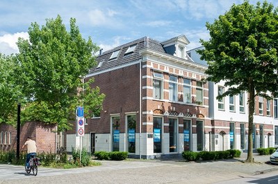 historisch hoekhuis aan de Bergstraat 17 met bomen ernaast